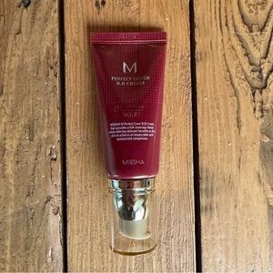 MISSHA M Perfect Cover BB Cream - Natural Beige

Brand new..box has creasing.